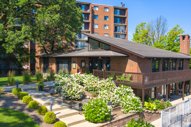 Views of Naperville - Views of Naperville Apartments