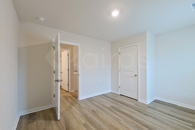 Photo - 123 Overstreet Way