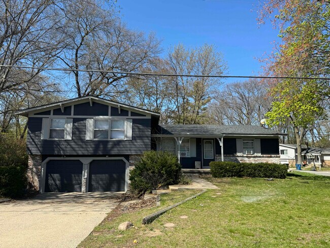 Photo - 1303 Fallingbrook Dr SE