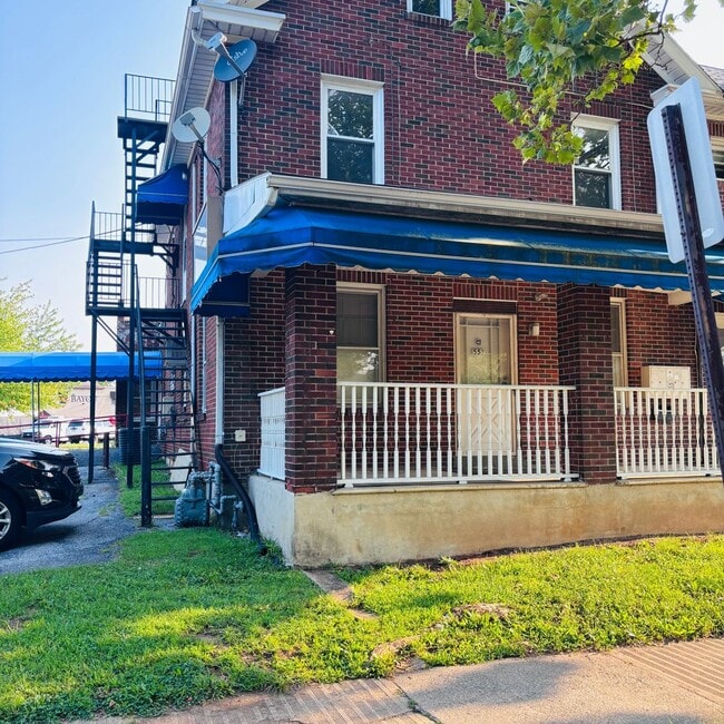 Building Photo - 559 E Broad St Unit 4