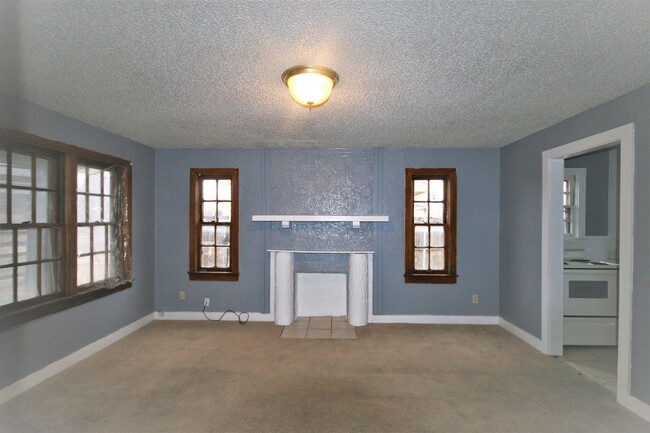 Photo - Spacious 2 Bed House! Large backyard!