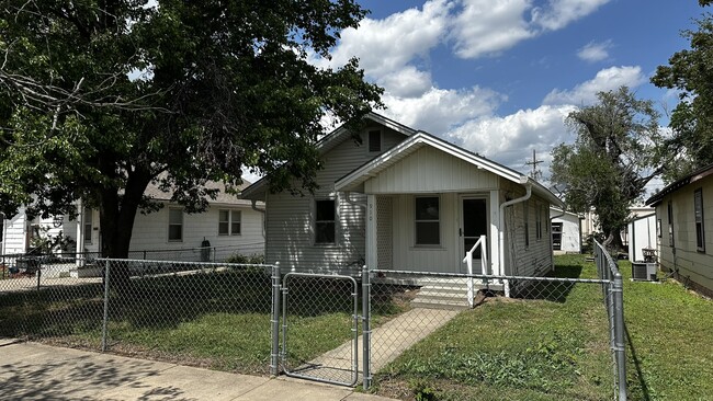 Building Photo - 910 E 3rd Ave