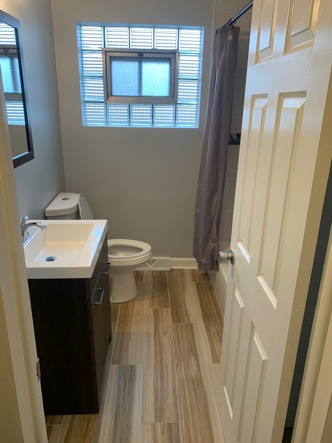 Photo - 7918 S Wood St Unidad 2