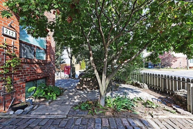 Photo - 212 Glebemount Ave