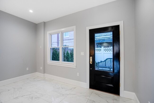 Photo - 279 Beacon St Unidad R