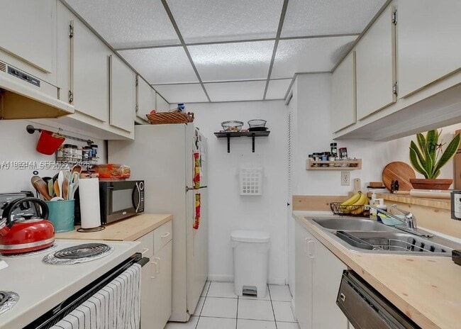 Building Photo - 8002 SW 149th Ave Unit B201