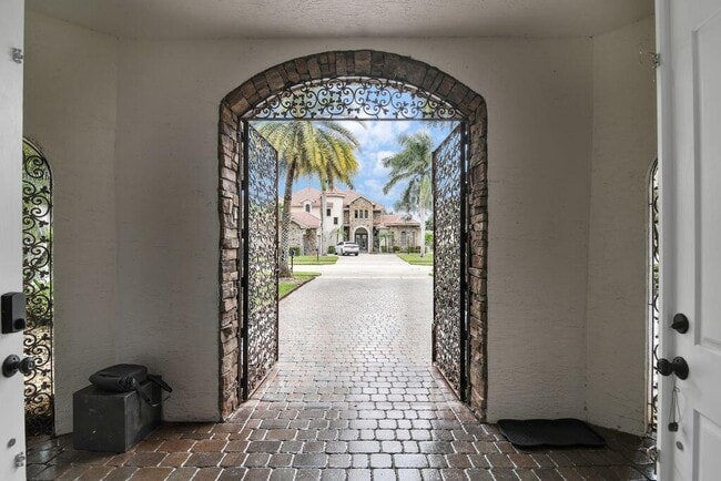 Photo - 10703 Versailles Blvd