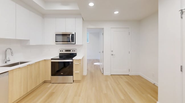 Building Photo - 11710-11125 125 St NW Unit BSMT 2