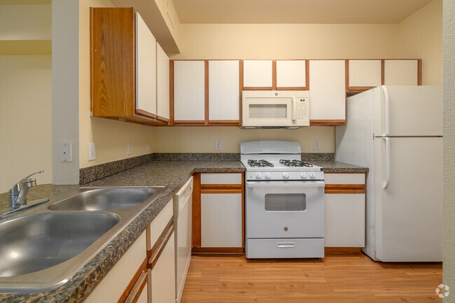 2BR, 2BA - 1,049SF - Kitchen