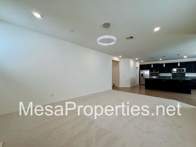 3244 E Yellowstone Dr