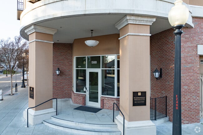 Entrada - Riverfront Residences