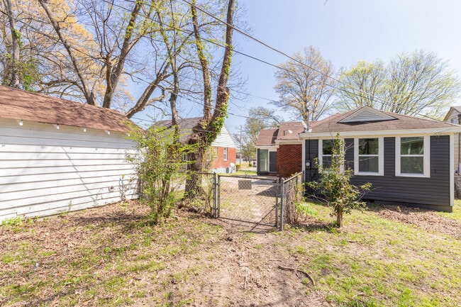 Building Photo - 1055 University St