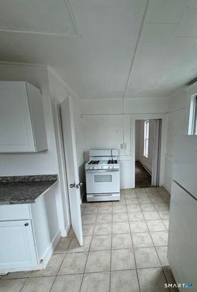 Building Photo - 225 Helen St Unit 3