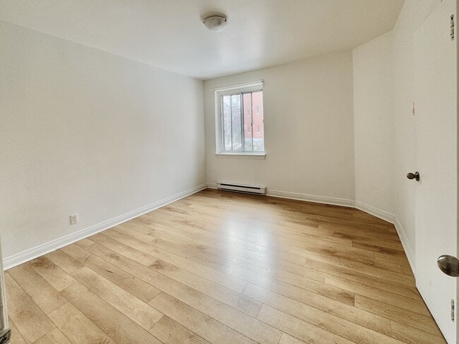 Building Photo - 345 Bd Graham