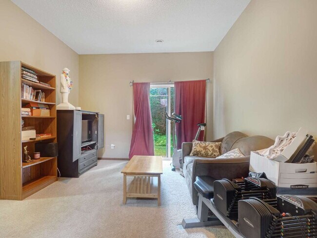 Building Photo - 3 Bedroom End Unit Townhome Available Sept...