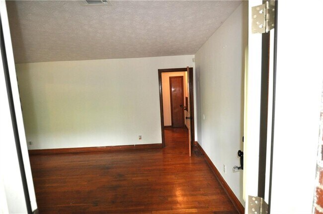 Photo - 486 Pegg Rd SW
