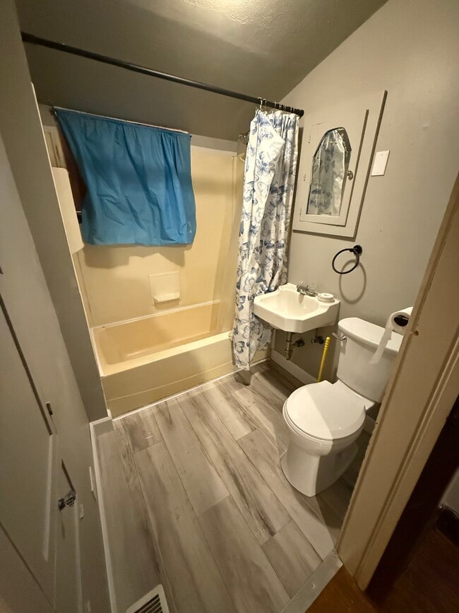 Photo - 610 E Henry St