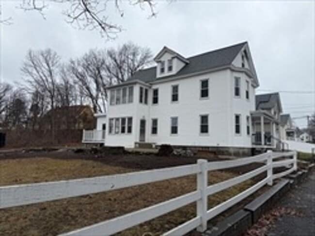 Building Photo - Recently updated 3 bed, 1 bath located in sought after North Chelmsford