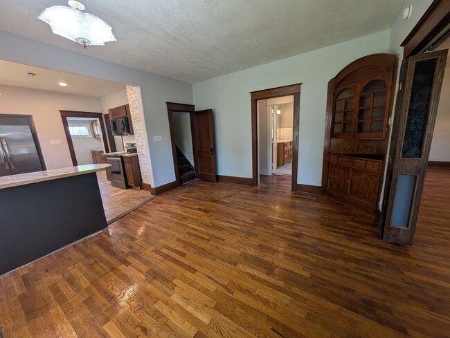 Photo - 300 SW Broadmoor Ave
