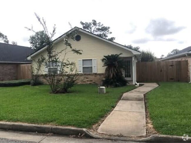 Building Photo - Move In Ready Townhome