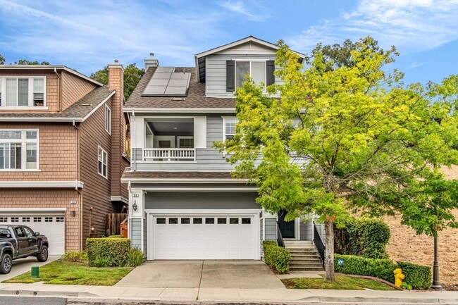 Building Photo - Gorgeous remodeled 3 bedroom, 3 full bathr... Rental