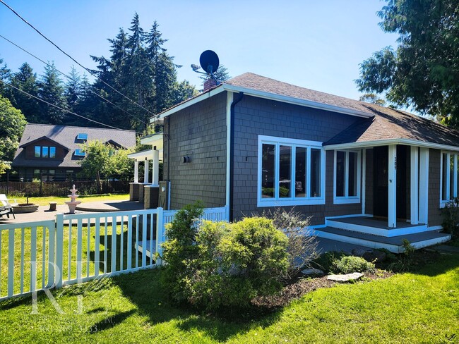 Building Photo - Stunning Water-View Haven