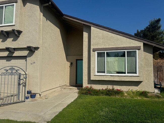 Building Photo - Very Spacious! 3Bed/2.5Bath w/solar panels! Close to Sweetwater Reservoir with plenty of trails!