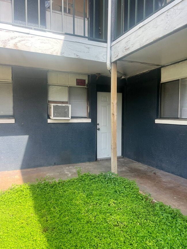 Building Photo - Downstairs 2 Bed / 1 Bath Apartment ALL UTILITIES INCLUDED Unit 105