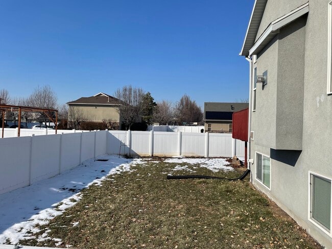 Backyard - 706 S 600 E Unidad B