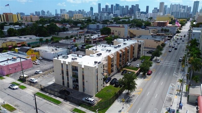 Building Photo - 1051 SW 1st St Unit 313 Rental
