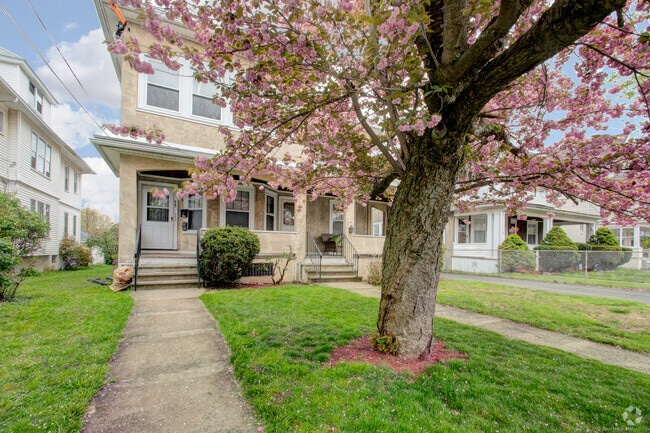 Building Photo - 36 Maplewood Ave Rental