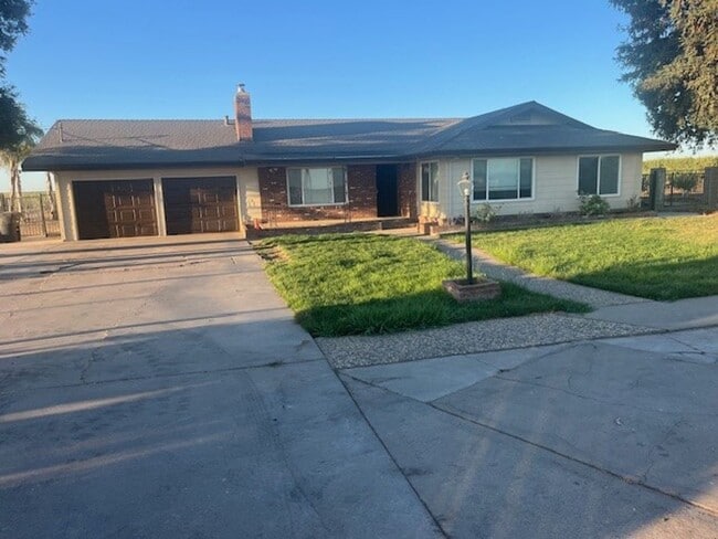 Building Photo - Ranchette/Oakdale Rental