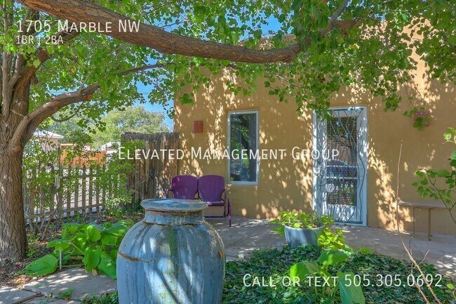 Photo - 1 Bed, 1.5 Bath Glamorous Old Town Bungalo...