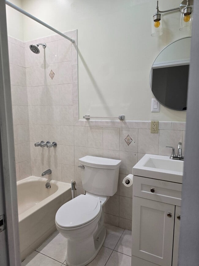 Photo - 121 Weirfield St