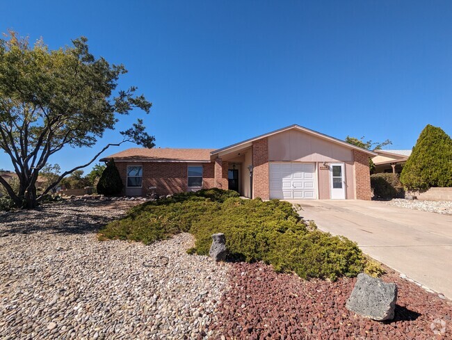 Building Photo - 118 Pumice Loop NE Rental