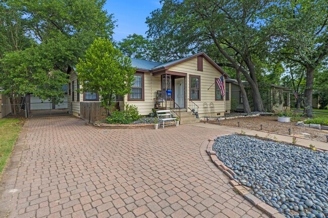 3206 Kerbey Ln