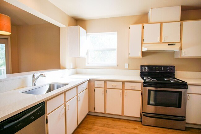 Photo - Spacious 2 Bed-2 Bath Flat in SW Portland Ready Mid-April! Unidad 245-05