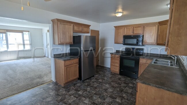 Photo - 920 F Ave NW