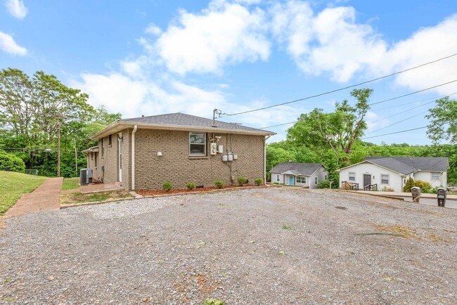 Photo - 895 W Sharpe Ave