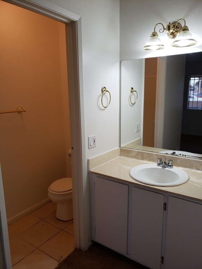 Photo - 3 Bed 2 Bath Townhome Close To The Strip!