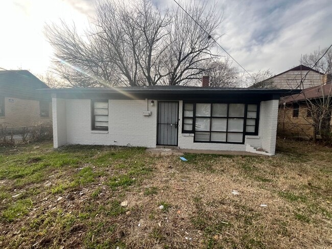 Building Photo - Renovated house in quite Neighborhood