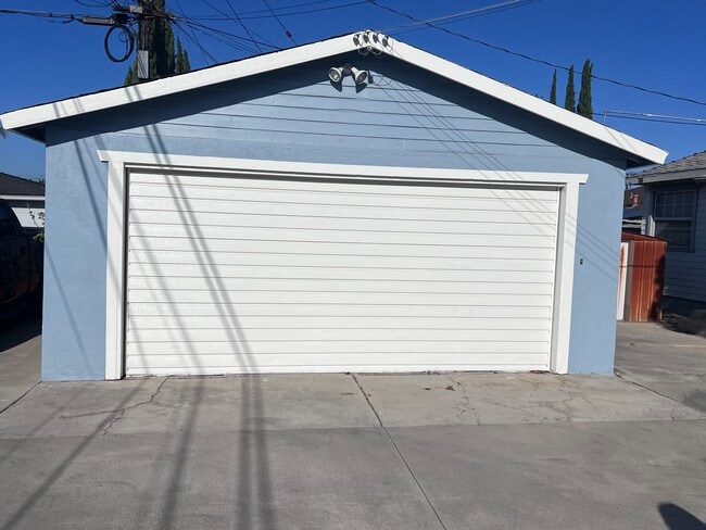 Garage - 1930 W Redondo Beach Blvd