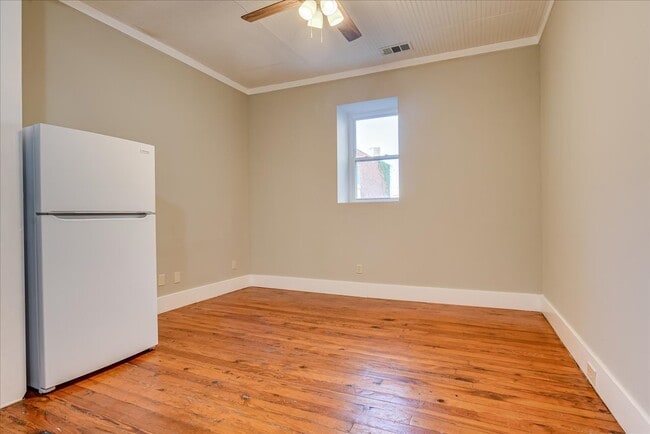 Photo - 828 Broad St