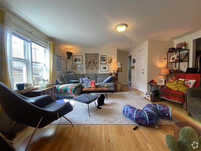 Building Photo - 124 Pine St Unit #2 Rental