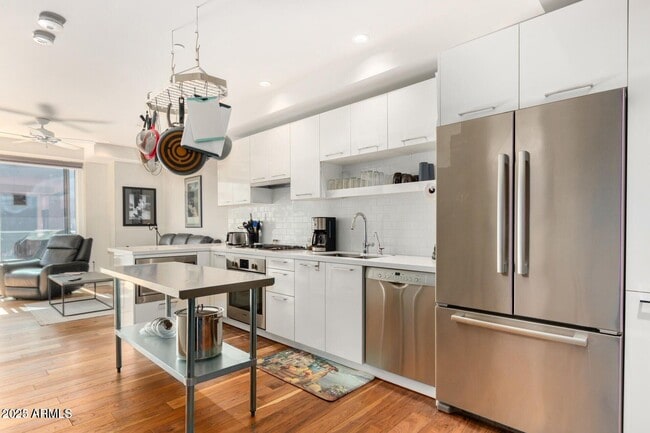 Building Photo - 4422 N 75th St Unit 4002