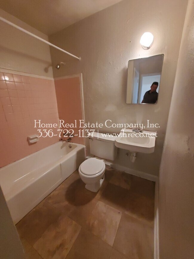 Photo - 1332 Gray Ave NE Unidad 1332-A