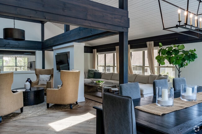 Lounge & Leasing Office - Valley Ranch