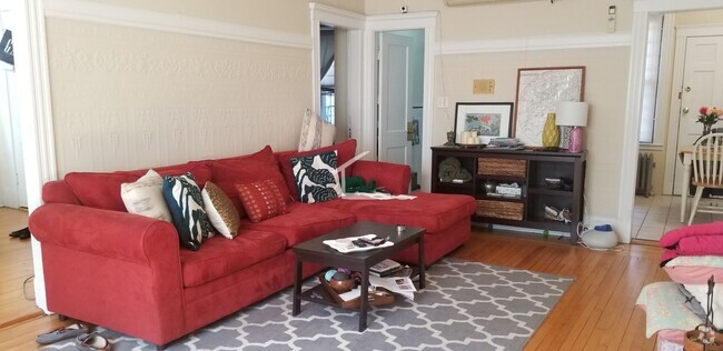 Building Photo - Prime two-bedroom in a professionally-mana... Rental
