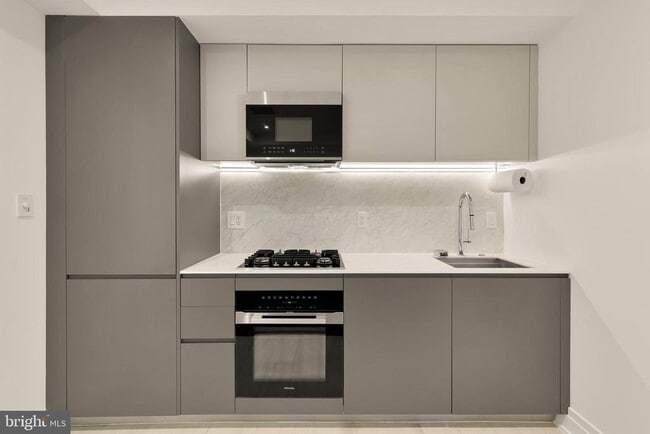 Building Photo - 1204 Q St NW Unit 1