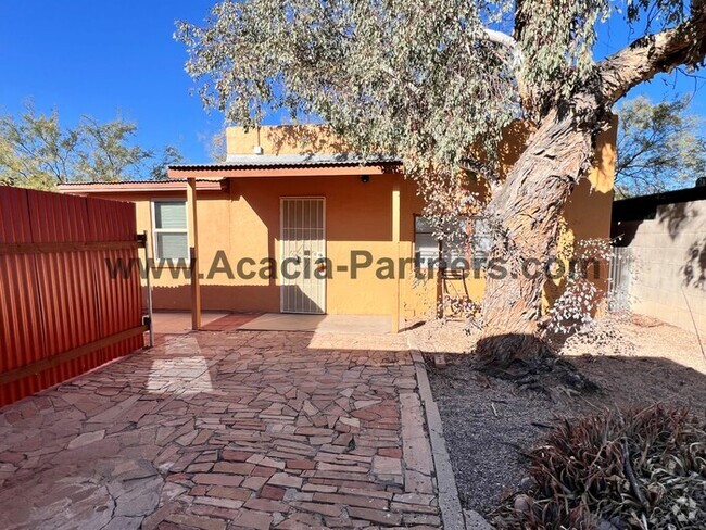 Building Photo - Centrally located Two Bedroom Home